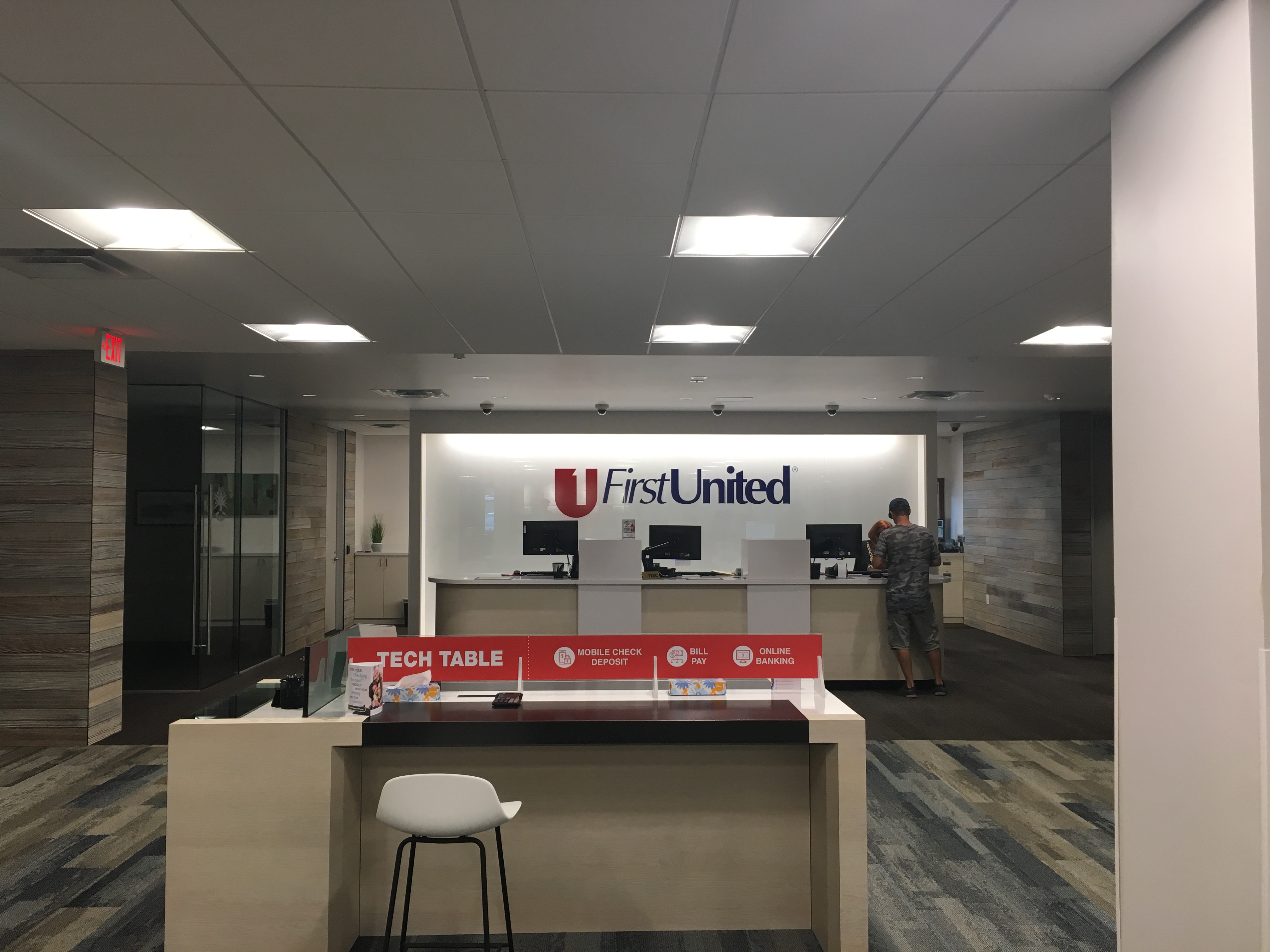 First United Bank - Marble Falls - interior customer tech table