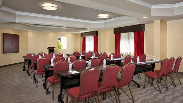 Images Holiday Inn Express & Suites Naples Downtown - 5th Avenue by IHG