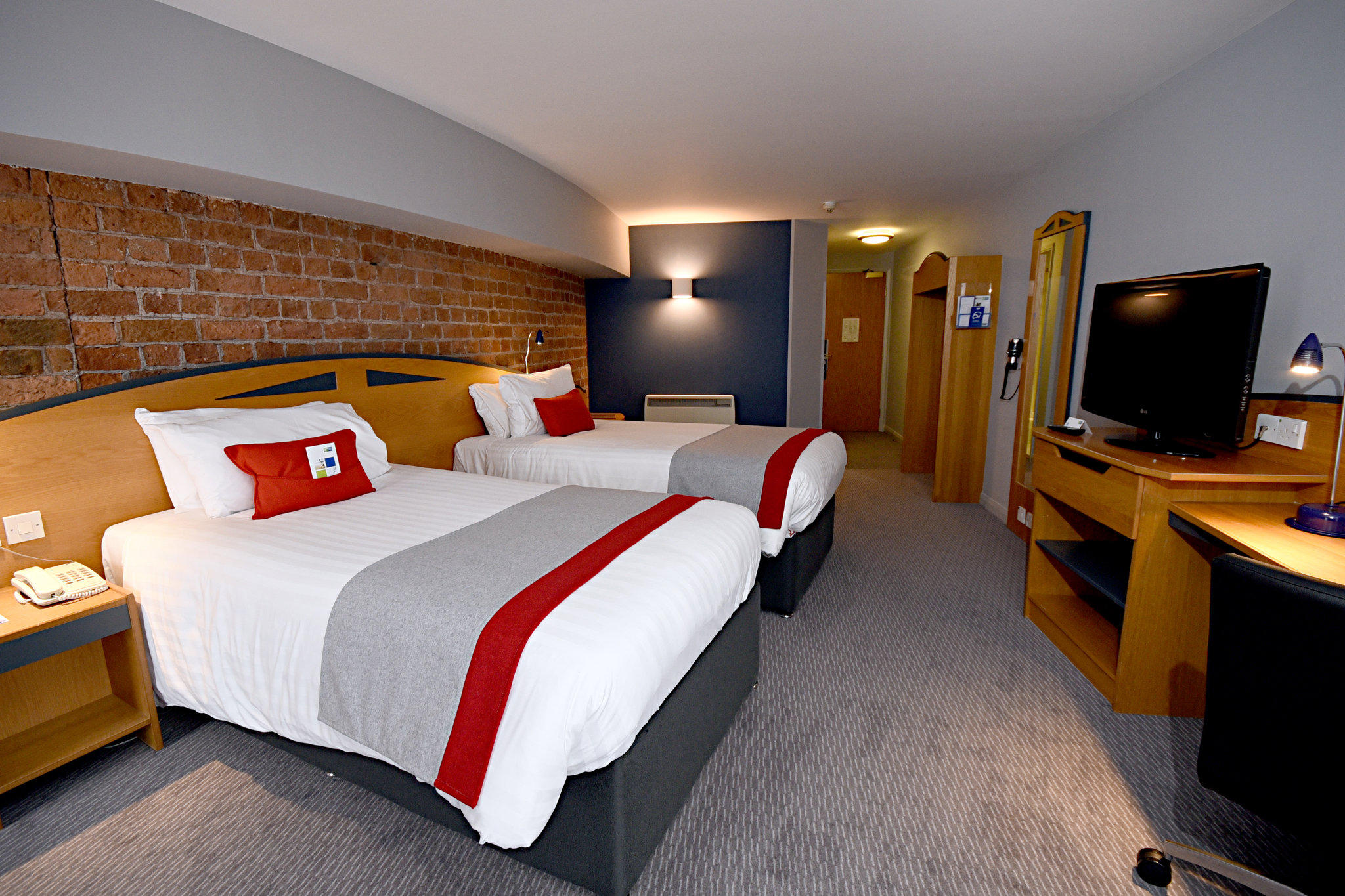 Holiday Inn Express Liverpool - Royal Albert Dock, an IHG Hotel Liverpool 08448 757575