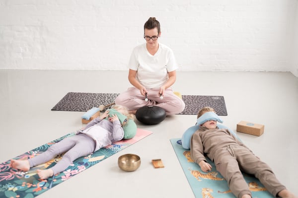 Yogalehrerin aus Berlin beim Kinderyoga