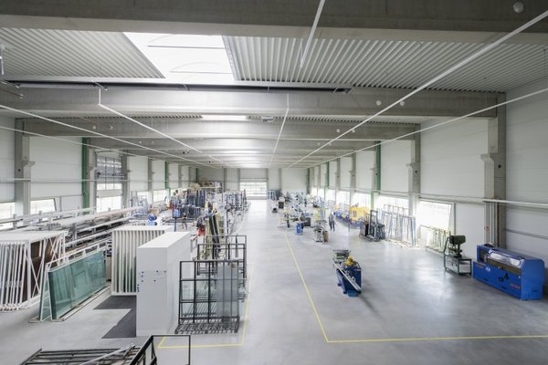 Fertigung und Glaserei auf 1800m²