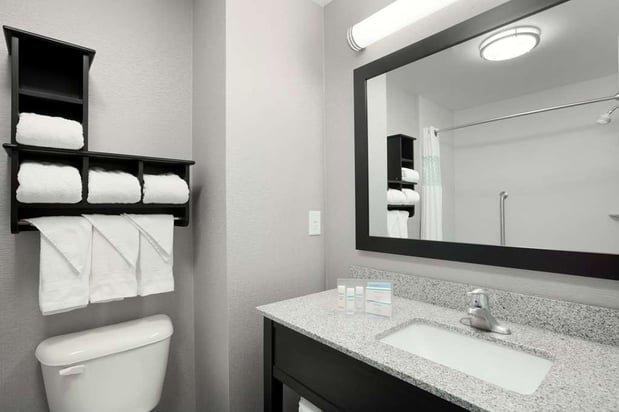Images Hampton Inn & Suites Roanoke Airport