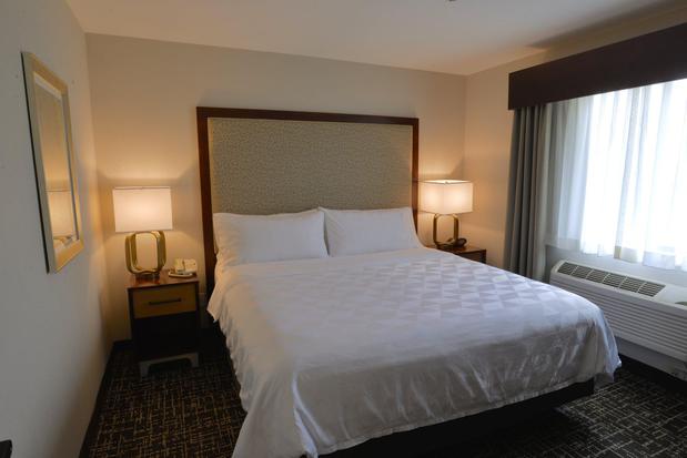 Images Holiday Inn & Suites Minneapolis - Lakeville, an IHG Hotel
