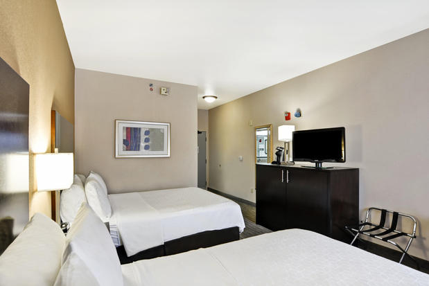 Images Holiday Inn Express & Suites Milwaukee-New Berlin, an IHG Hotel