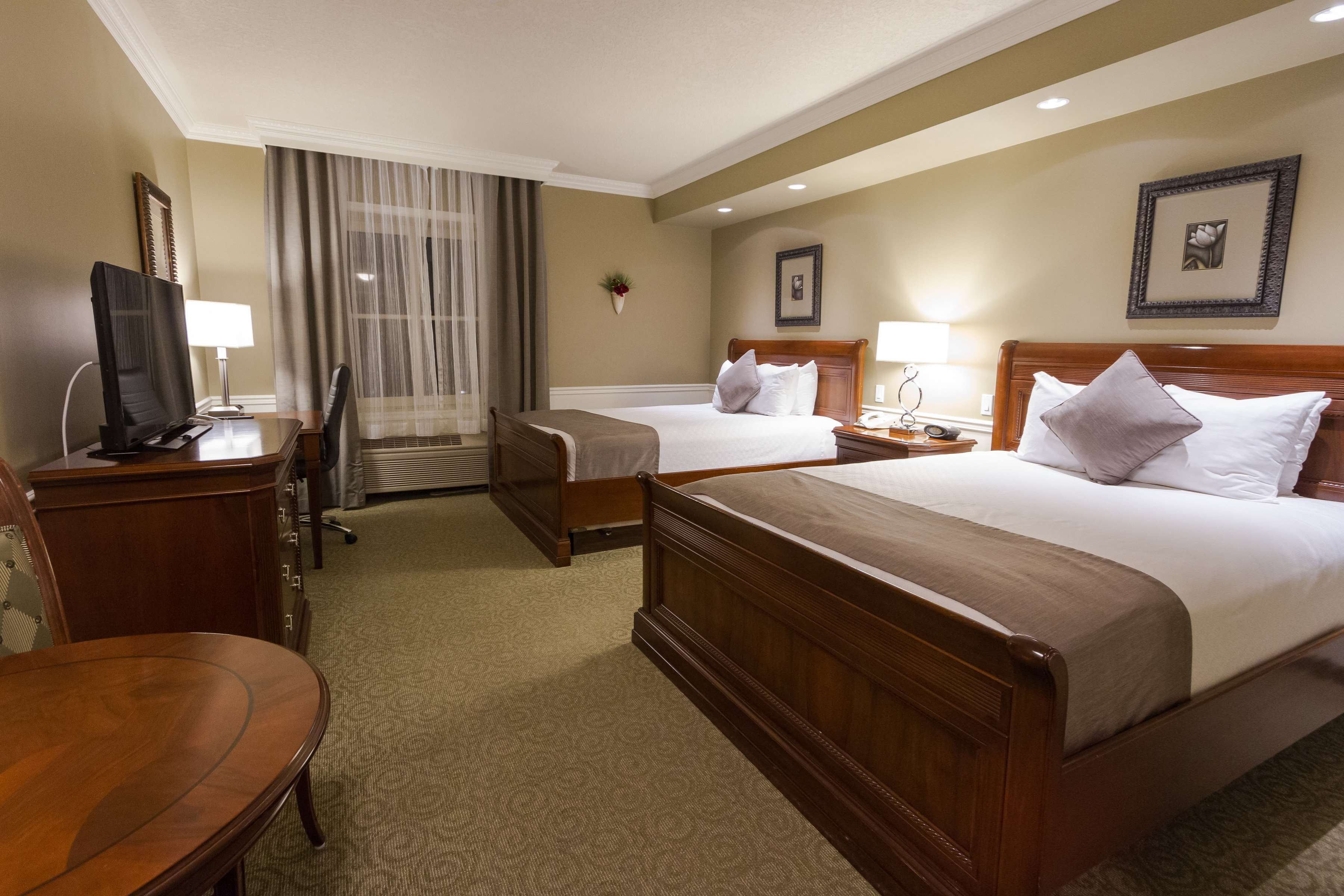 Two Queen Bed Guest Room Best Western Plus The Arden Park Hotel Stratford (519)275-2936