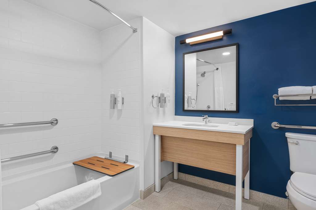 Guest room bath