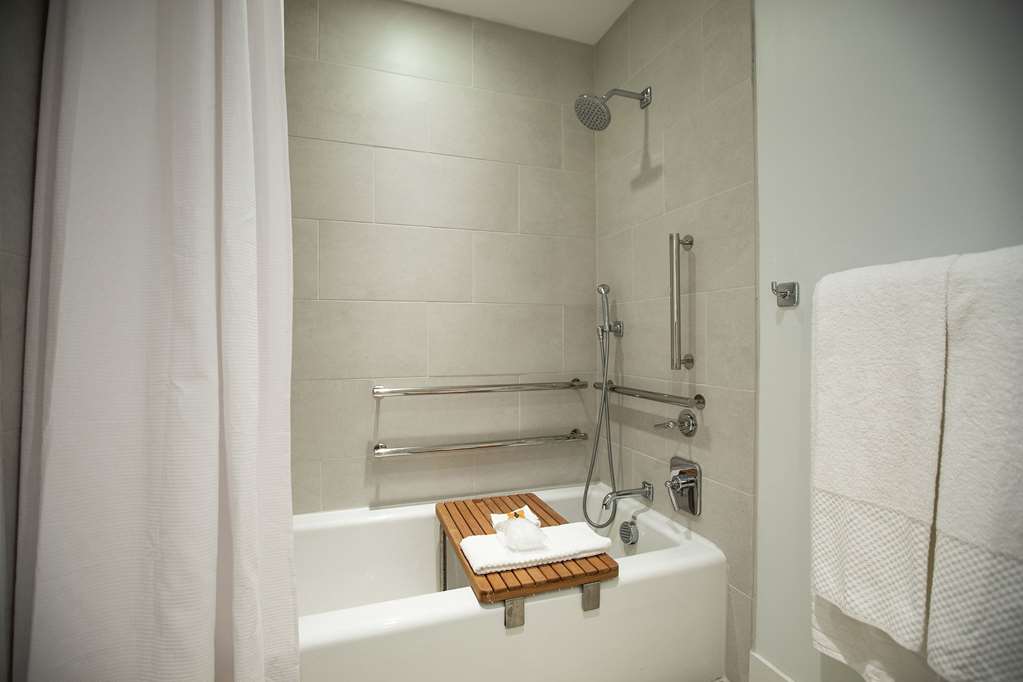 Guest room bath