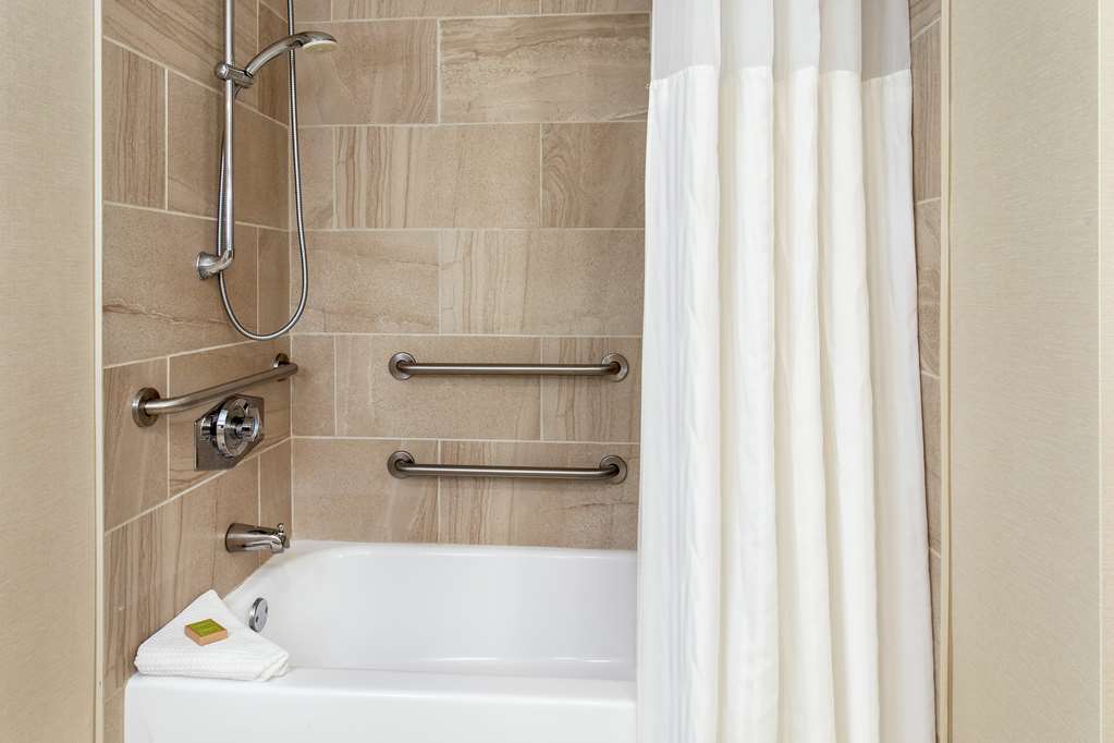 Guest room bath