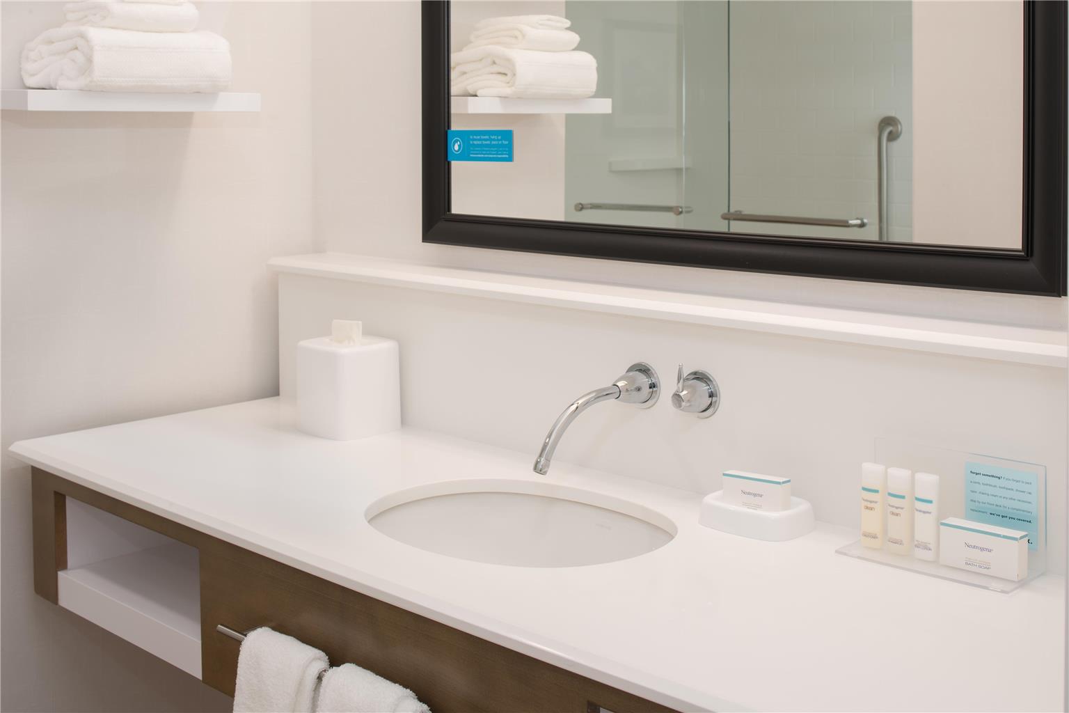 Guest room bath
