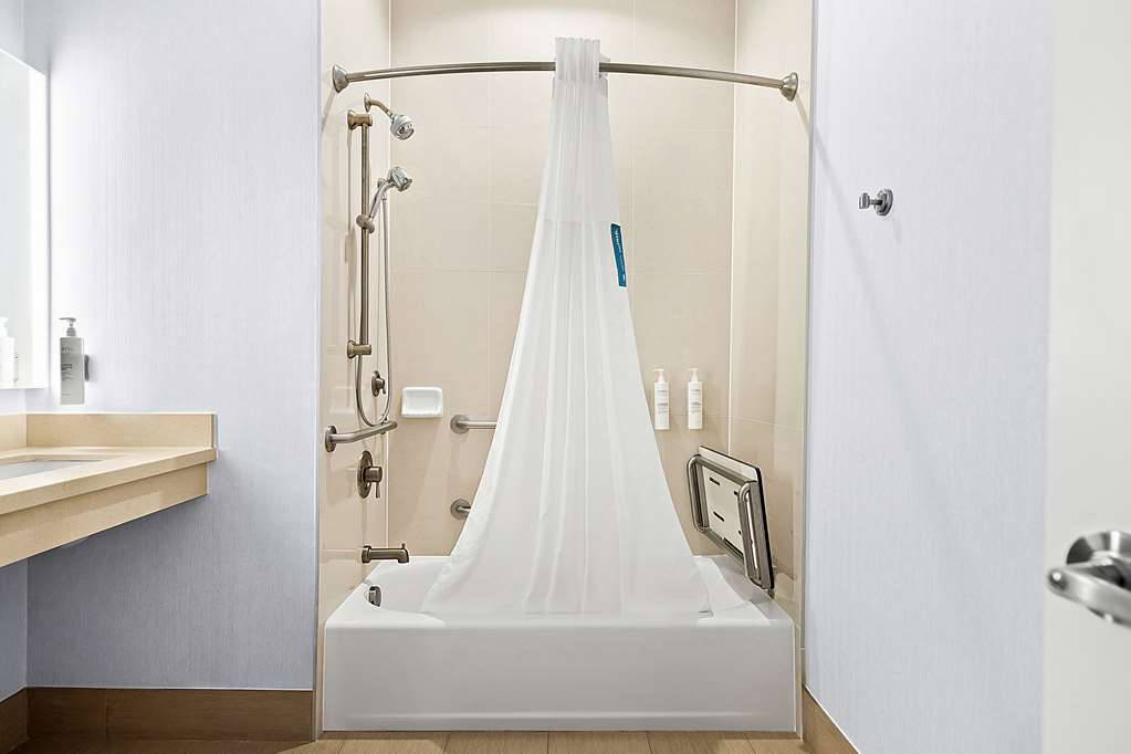 Guest room bath