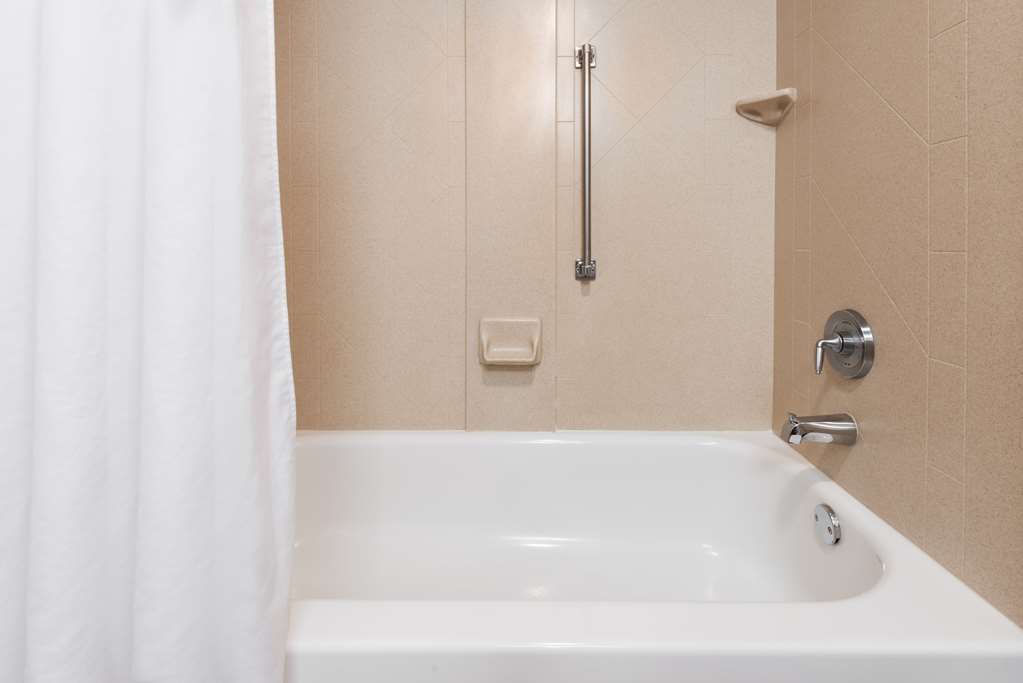Guest room bath