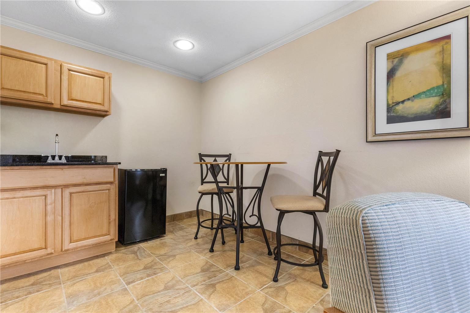 Single Queen Suite