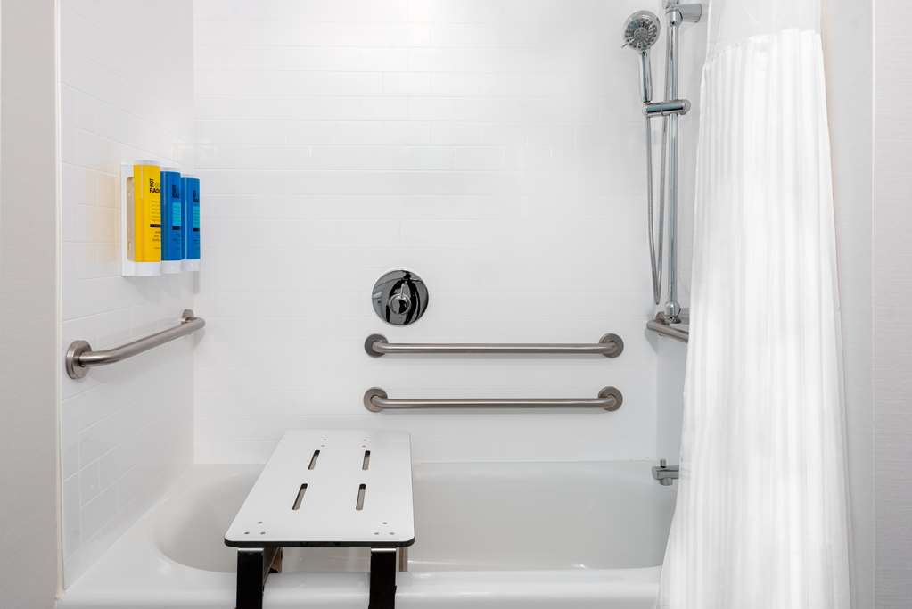Guest room bath