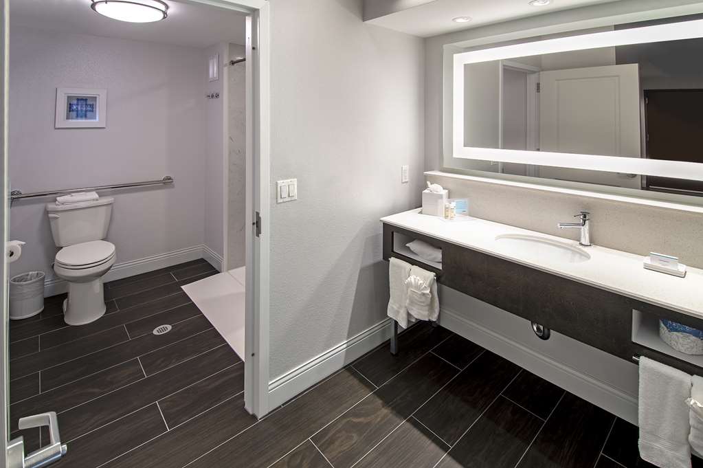 Guest room bath
