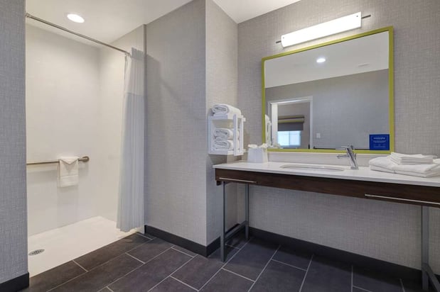 Images Hampton Inn & Suites Marina