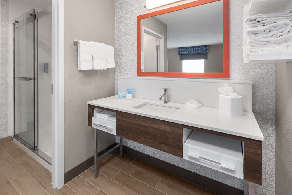 Guest room bath