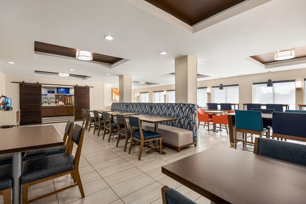 Images Holiday Inn Express & Suites Fredericksburg by IHG