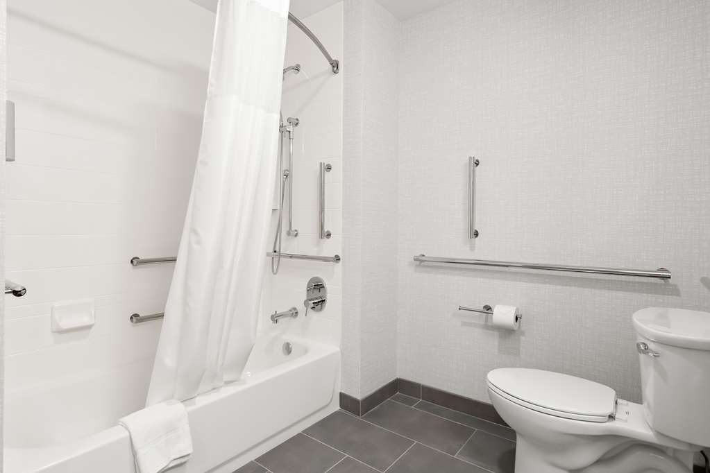 Guest room bath