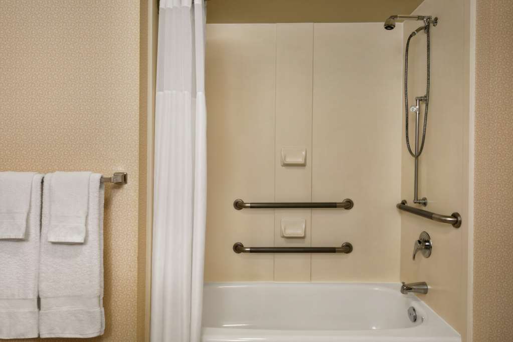 Hampton Inn & Suites by Hilton Langley-Surrey à Surrey: Guest room bath
