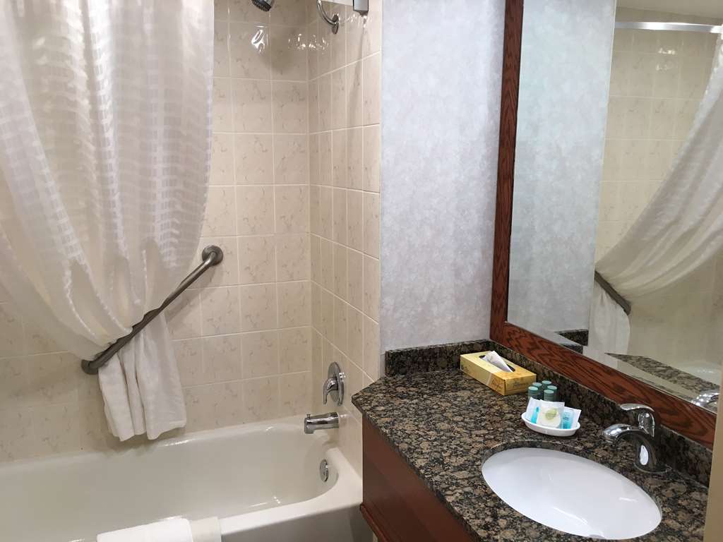 Best Western Voyageur Place Hotel in Newmarket: QL Bathroom