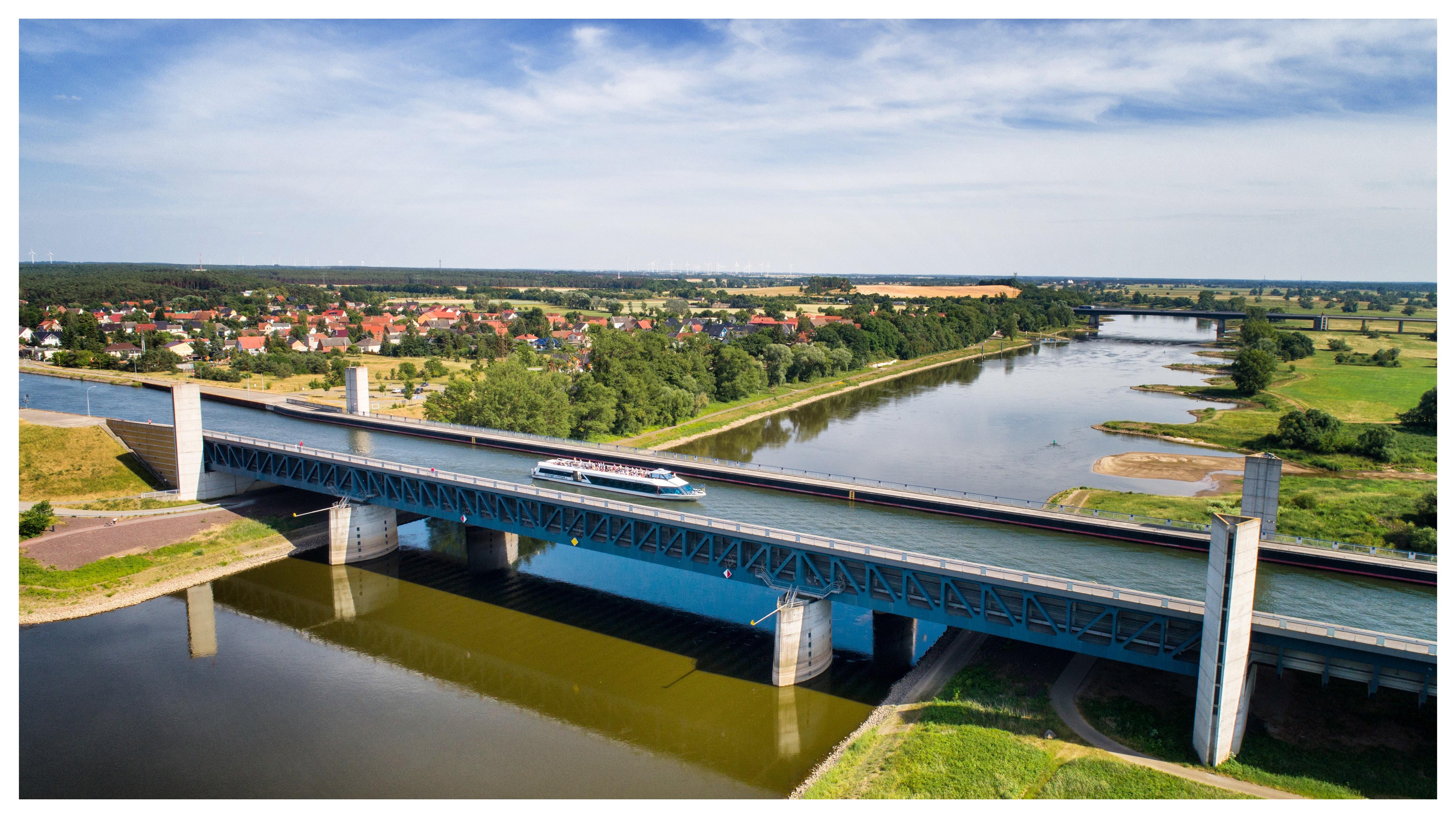 Die MS Belvedere auf der Ganztagesreise nach Magdeburg, auf der Trogbrücke bei Hohenwarthe.