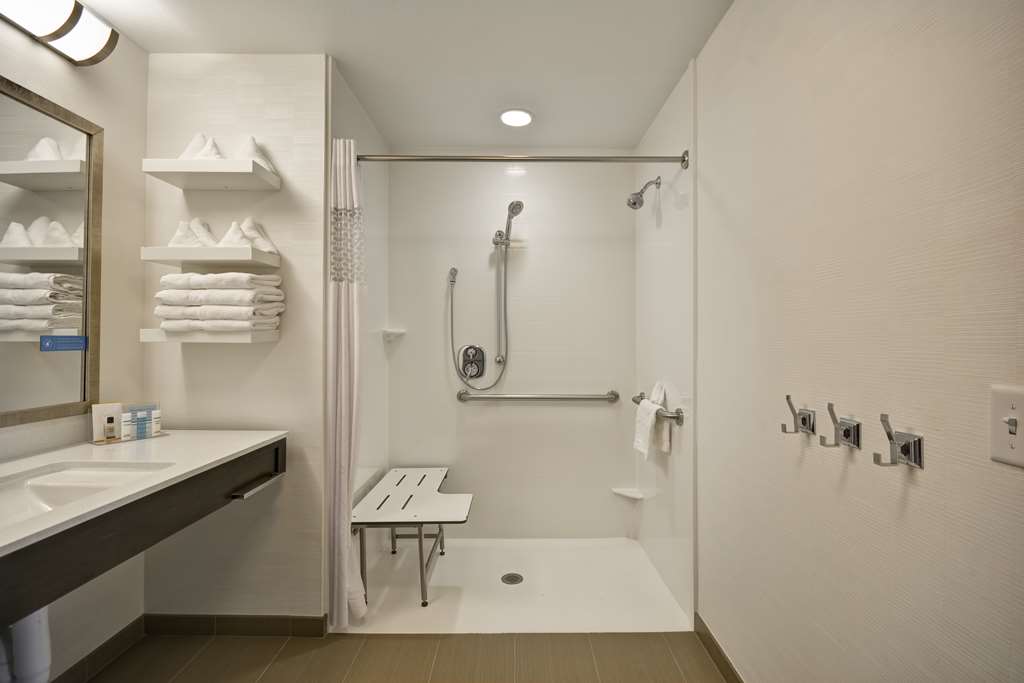 Guest room bath