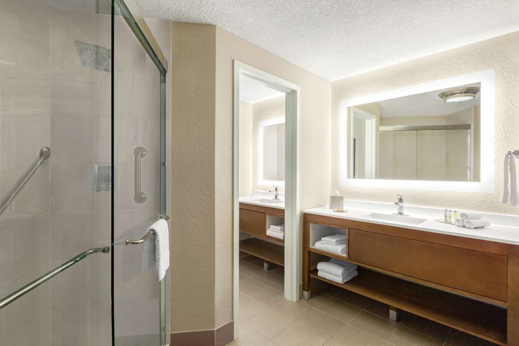 Guest room bath