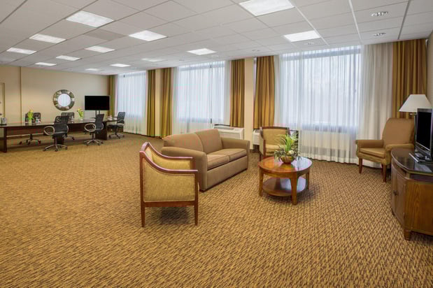 Images Crowne Plaza Cleveland Airport by IHG
