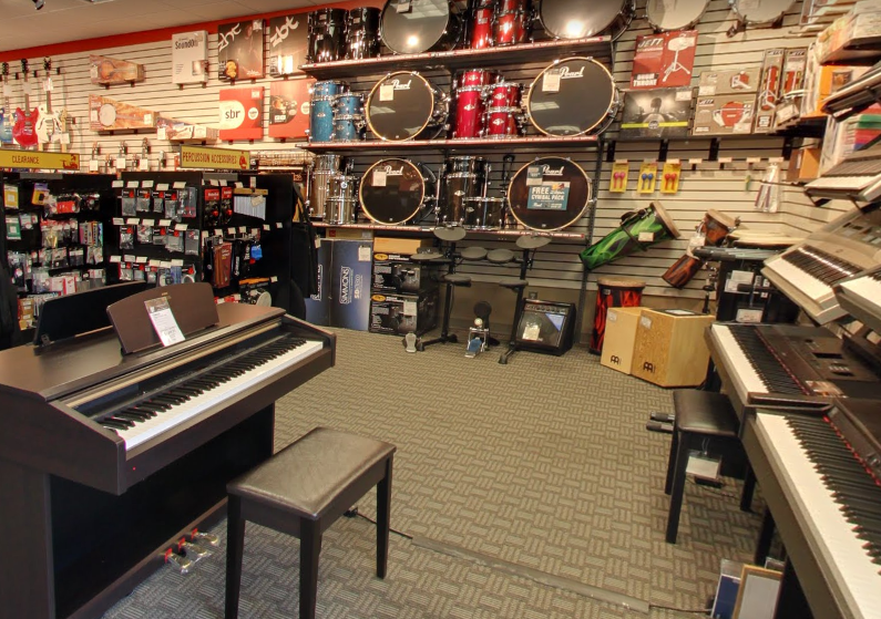 Музыкальный магазин. Магазин музыкальных инструментов. Музыкальный магазин США. Музыкальный магазин внутри.