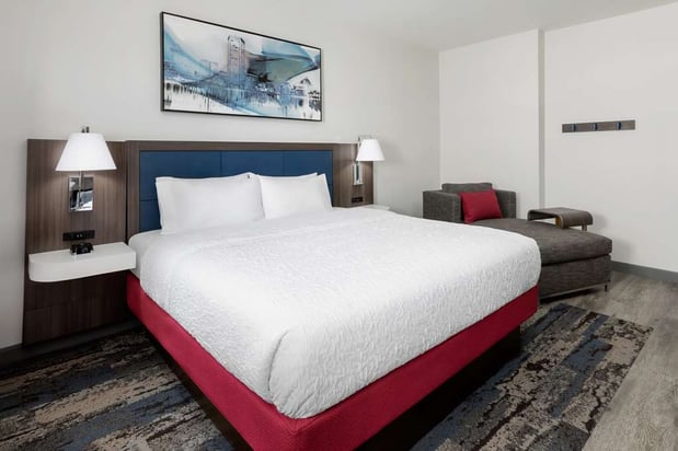 Images Hampton Inn & Suites Baltimore Inner Harbor
