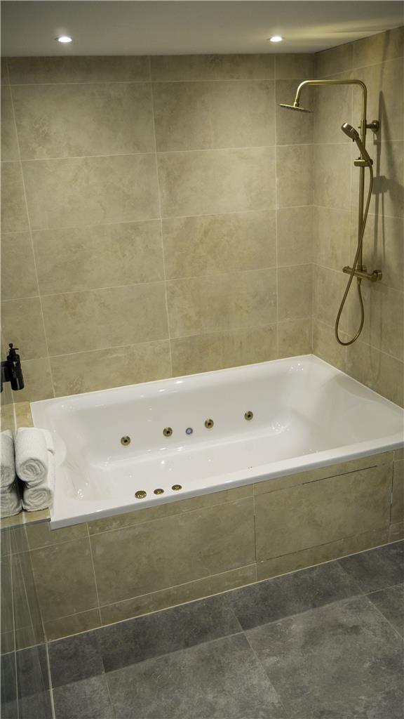 Junior Suite Bath