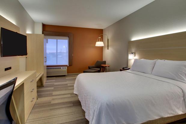 Images Holiday Inn Express & Suites Cedar Rapids-I-380 @ 33rd Ave by IHG