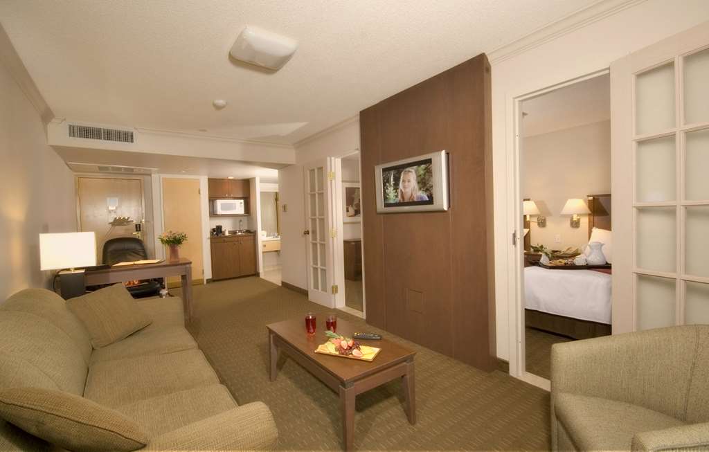 Two Queen Family Suite - Living Area Best Western Plus Lamplighter Inn & Conference Centre London (519)681-7151