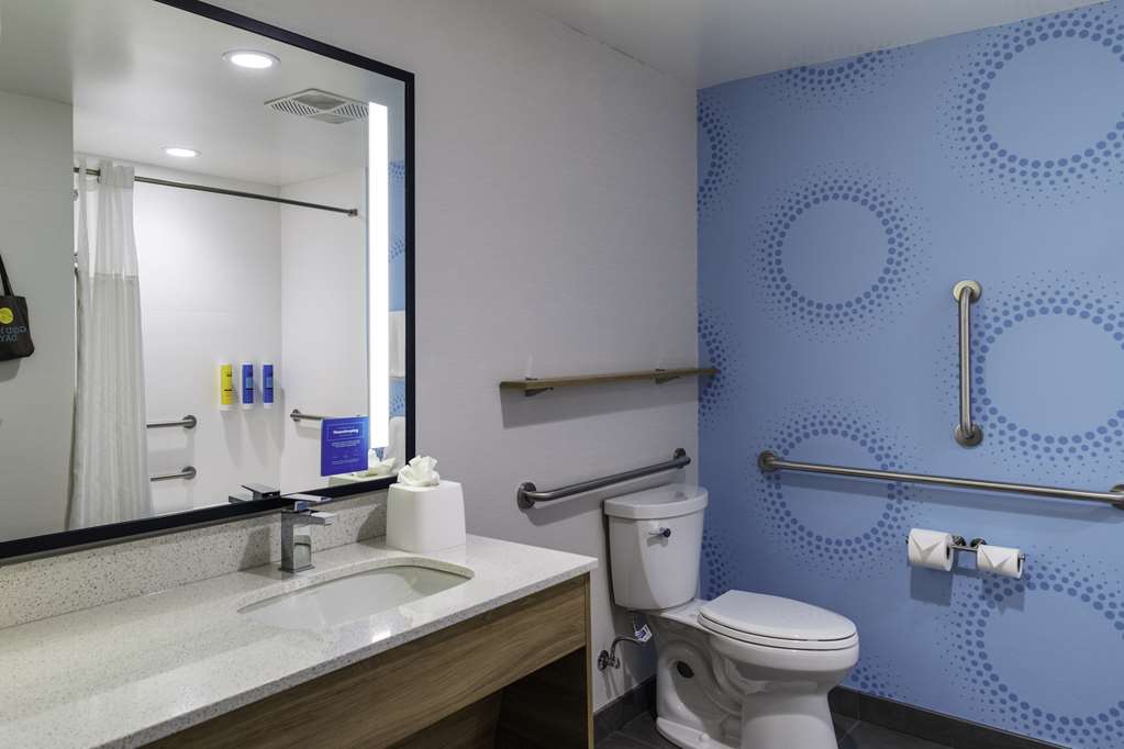 Guest room bath
