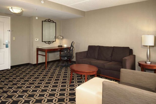 Images Hilton Garden Inn Auburn Riverwatch