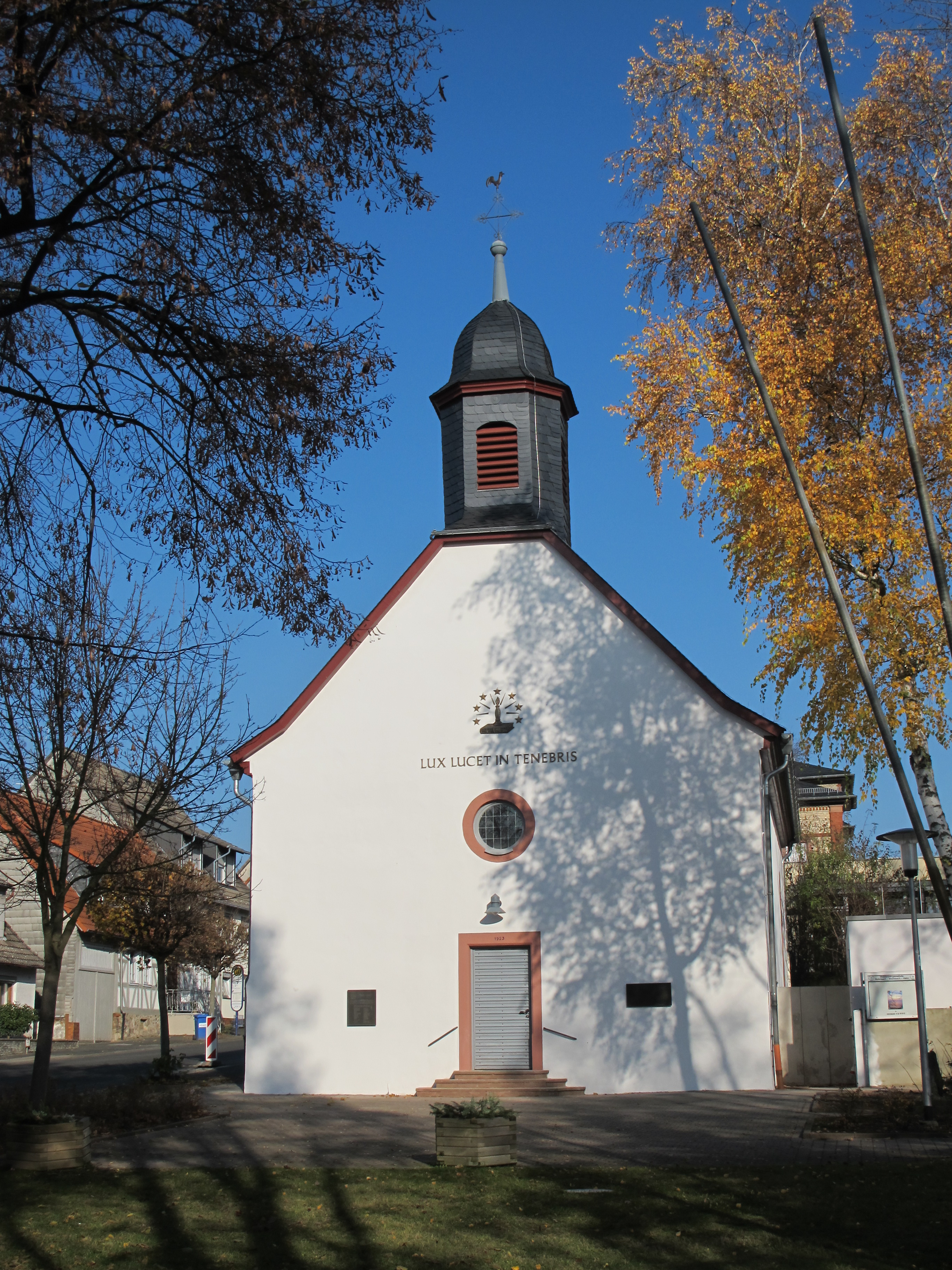 Bei der Waldenserkirche Rohrbach handelt es sich um eine schlichte reformierte Kirche. Am Portal und in der Kirche findet man das Waldenseremblem „Lux lucet in tenebris“. Die heutige Kirche ist bereits die zweite Waldenserkirche an dieser Stelle. Die erst