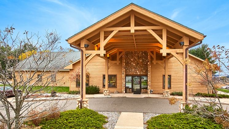 exterior photo of front entrance to Aspirus Eagle River Clinic on E Wall Street