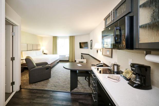Images Candlewood Suites Lenexa - Overland Park Area, an IHG Hotel
