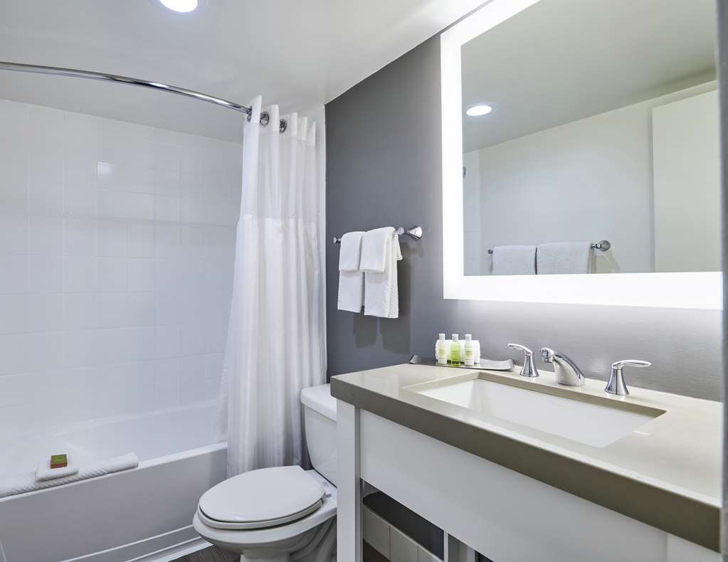 Guest room bath Bahia Mar Fort Lauderdale Beach - a DoubleTree by Hilton Hotel Fort Lauderdale (954)764-2233