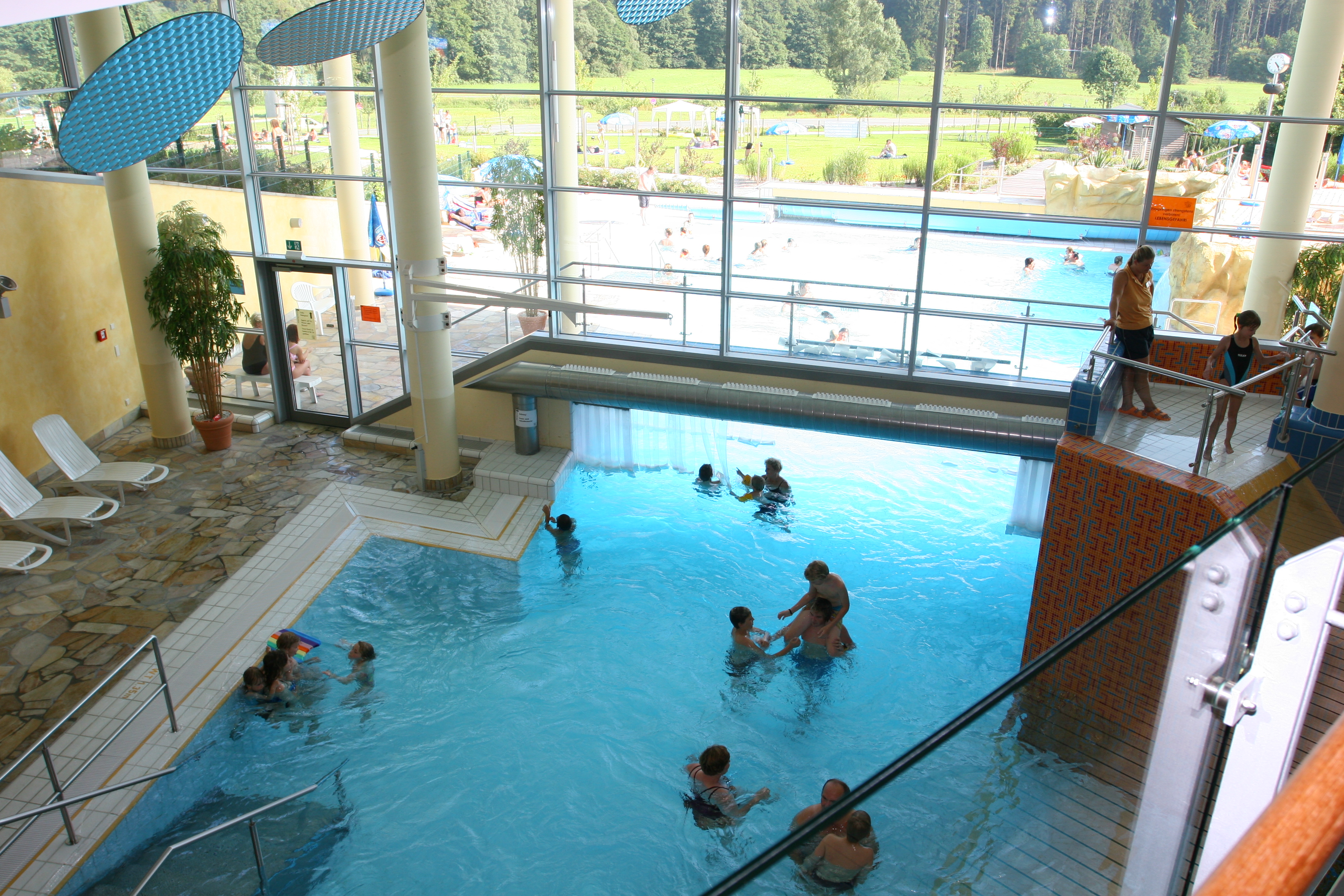 Schwimm- und Attraktionsbecken in der Therme Obernsees