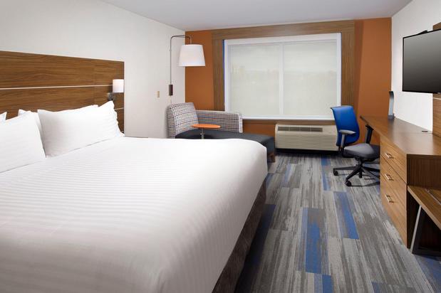 Images Holiday Inn Express & Suites Altoona, an IHG Hotel