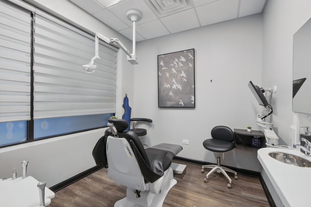 Images Thomas F. Brown, DDS