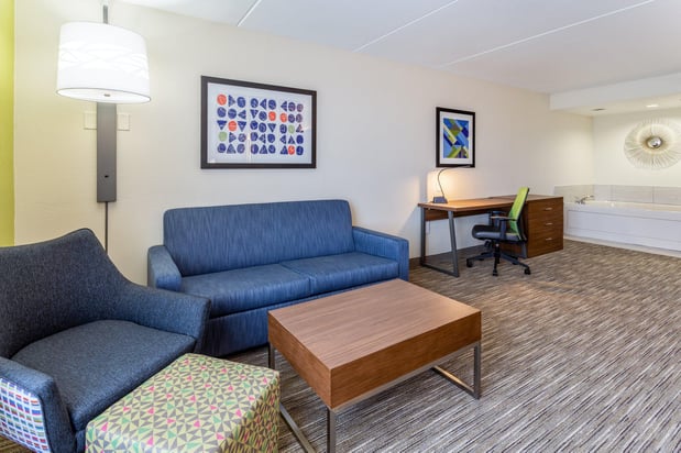 Images Holiday Inn Express & Suites Cedar Falls - Waterloo by IHG