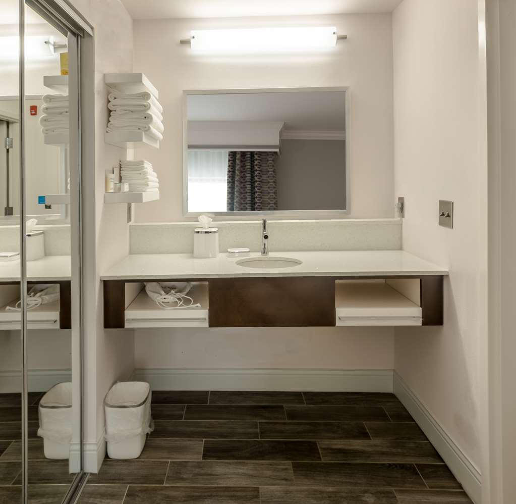 Guest room bath