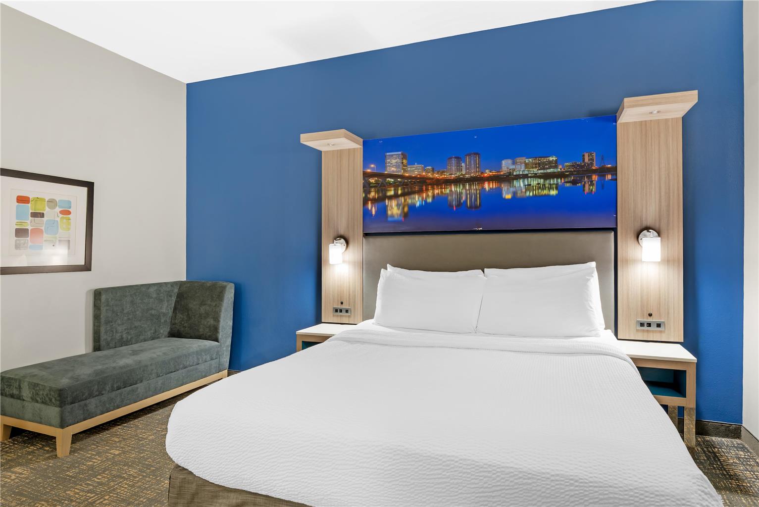 ADA - 1 King Bed w/ Bathtub + Kitchen