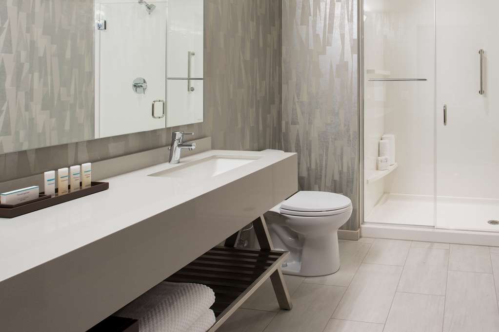 Guest room bath