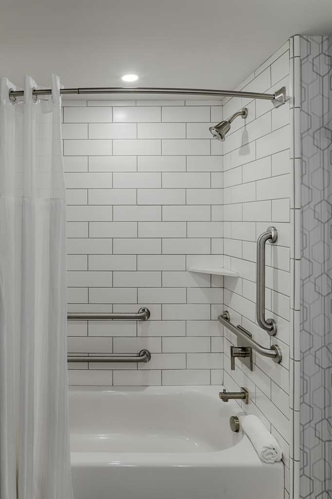 Guest room bath
