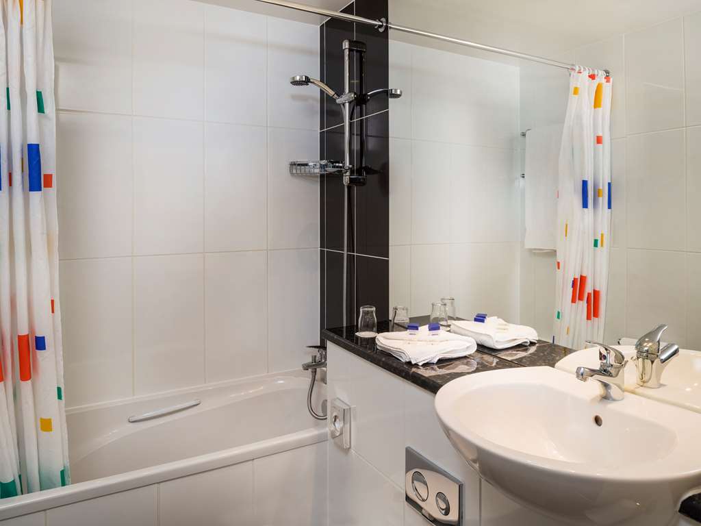 Guest Room Bathroom Park Inn by Radisson Palace, Southend-on-Sea Southend-on-sea 01702 455100