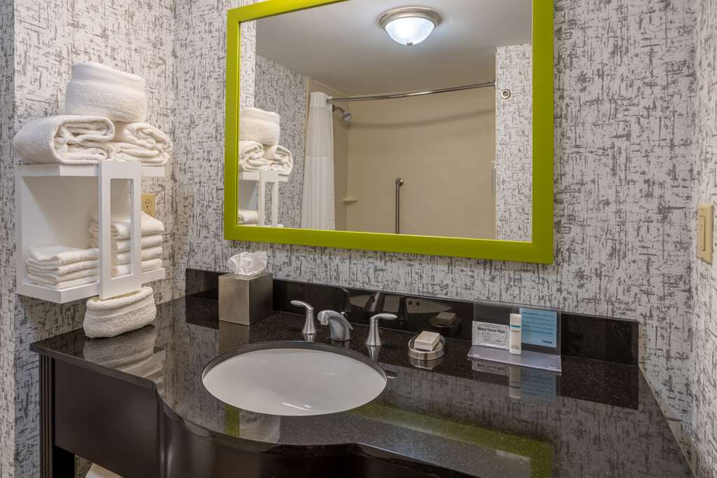 Guest room bath
