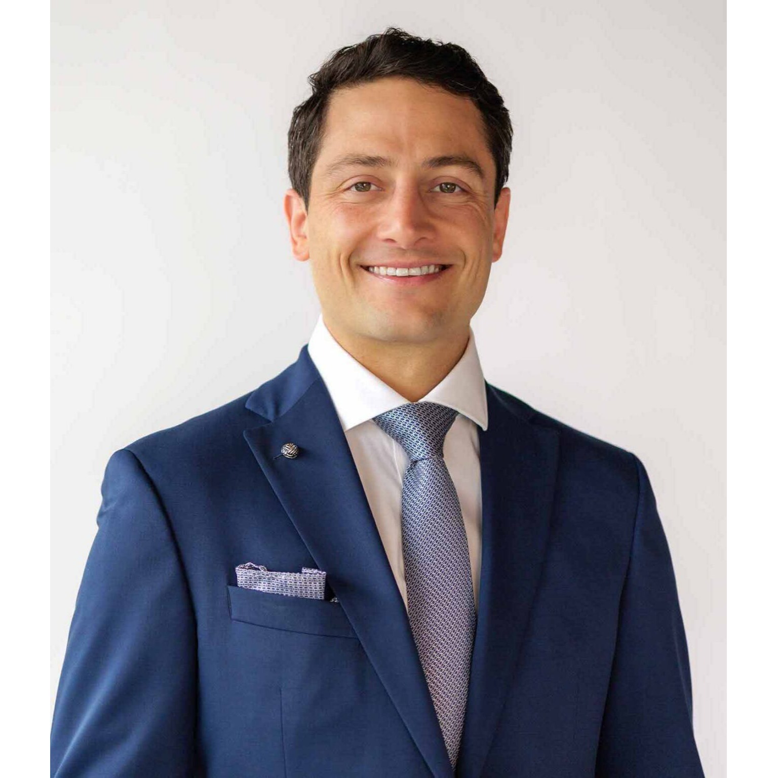 Dr. Thomas Etue
Chiropractor in Washington
Dr. Thomas Etue is a chiropractor and the owner of Kingfisher Chiropractic, a modern chiropractic clinic serving Bellingham, Washington, and the greater Whatcom County area.

Dr. Etue was born in Seattle, spent some early years in Kitsap County, and was raised in Skagway, Alaska. He loved growing up in a small community, where he was an active student-athlete and developed an early interest in medicine. From a young age, he wanted to become a doctor and had a natural inclination to help people improve their health. Years later, a college sports injury led him to a great chiropractor who not only resolved his own back issue, but also set Dr. Etue on his path toward chiropractic medicine.

Dr. Etue earned his Bachelor&rsquo;s degree in pre-med with a minor in psychology from the University of Alaska Anchorage and went on to receive his Doctorate of Chiropractic from National University of Health Sciences, located outside of Chicago.